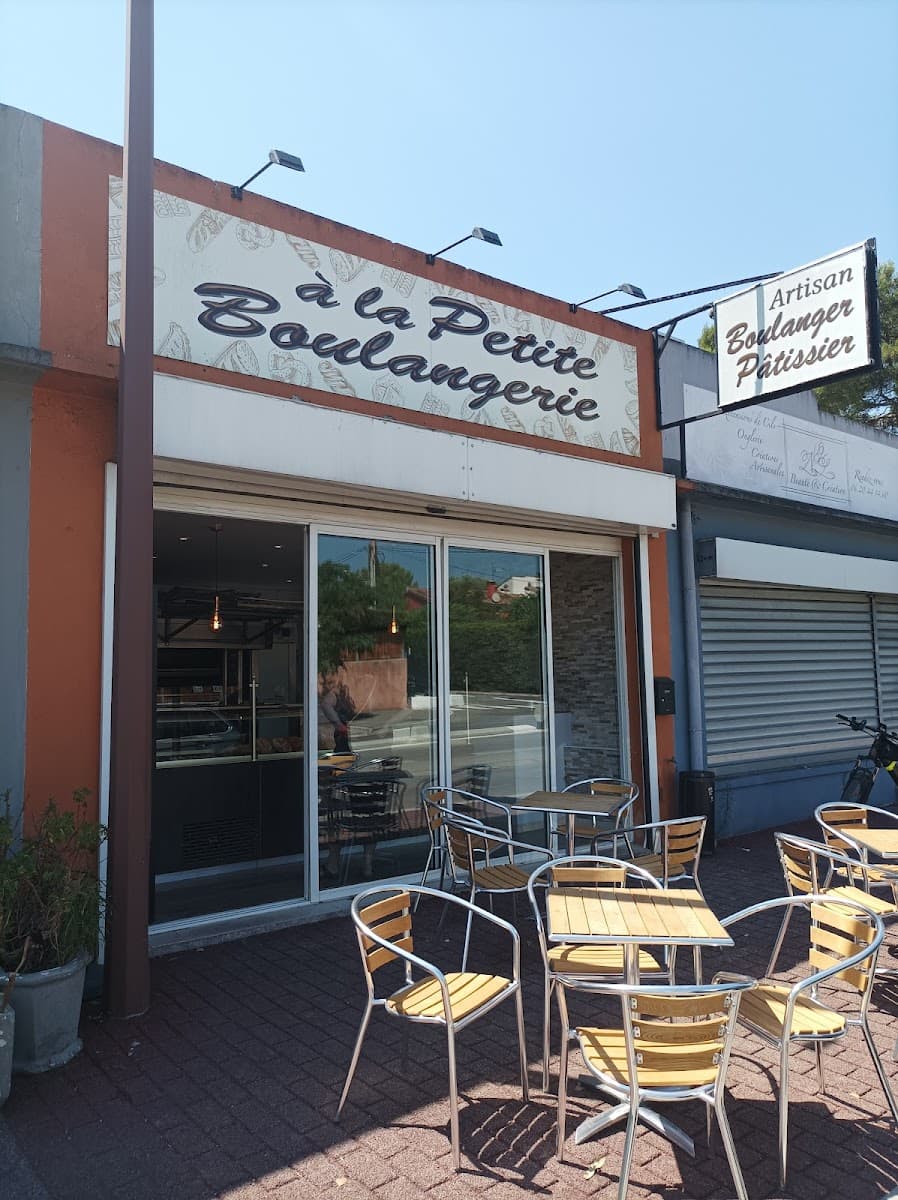 Devanture d'À la petite boulangerie à Mougins, boulangerie-pâtisserie artisanale avec enseigne