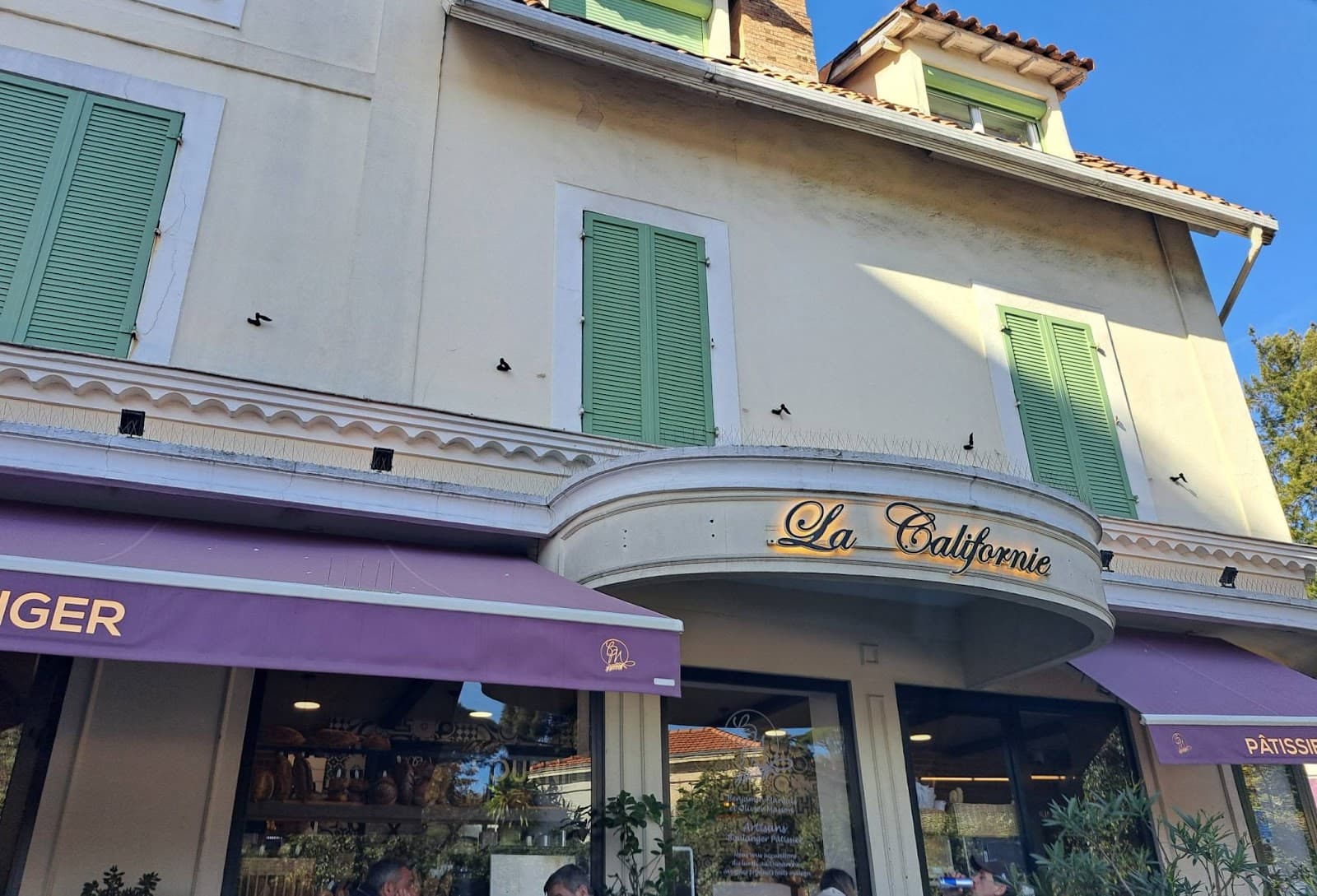 Devanture de la Boulangerie de la Californie, avec son store violet caractéristique, avenue Maréchal Juin à Cannes