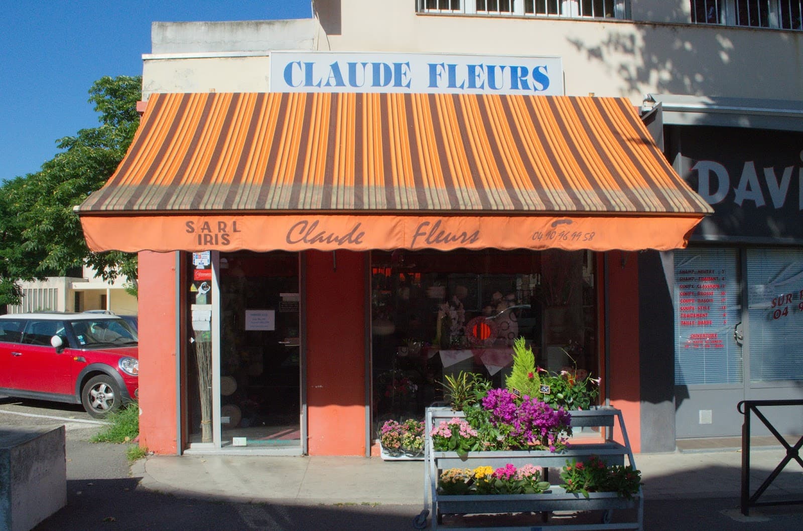 Devanture de la boutique Claude Fleurs, fleuriste au cœur d'Arles, avec ses compositions florales en vitrine