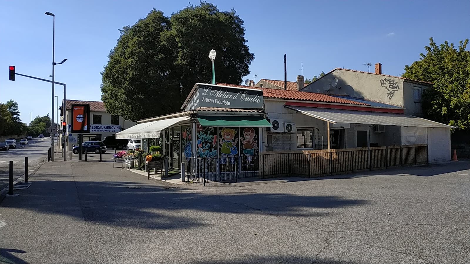 Devanture de L'atelier d'Émilie, fleuriste artisanal à Saint-Menet, Marseille 11e, avec son enseigne et son étal de fleurs en plein air