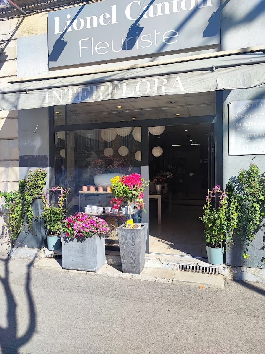 Devanture de la boutique Lionel Canton Fleuriste, membre Interflora, boulevard Chave à Marseille