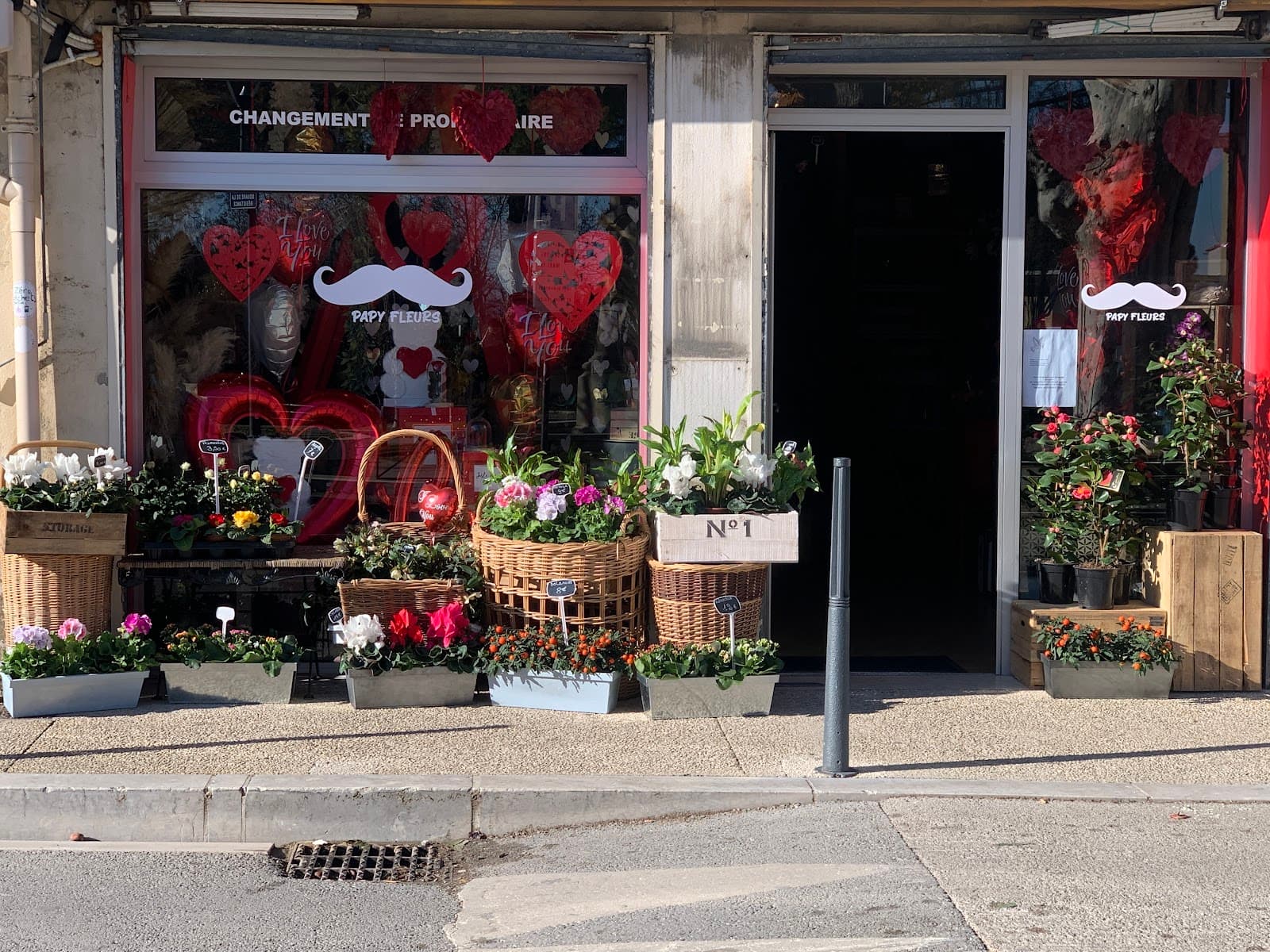 Devanture fleurie de la boutique Papy Fleurs, artisan fleuriste au Puy-Sainte-Réparade